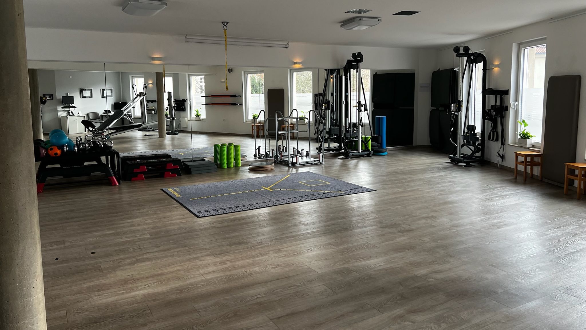 Trainingsraum mit Gangmatte, Markierungen am Boden und Sprossenwand
