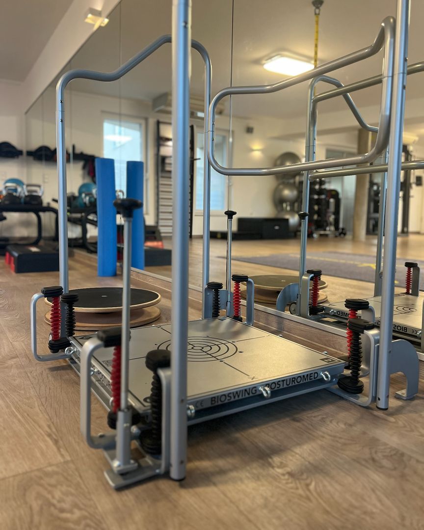 Gerät für das Gleichgewichtstraining mit schwingender Standfläche im Trainingsraum