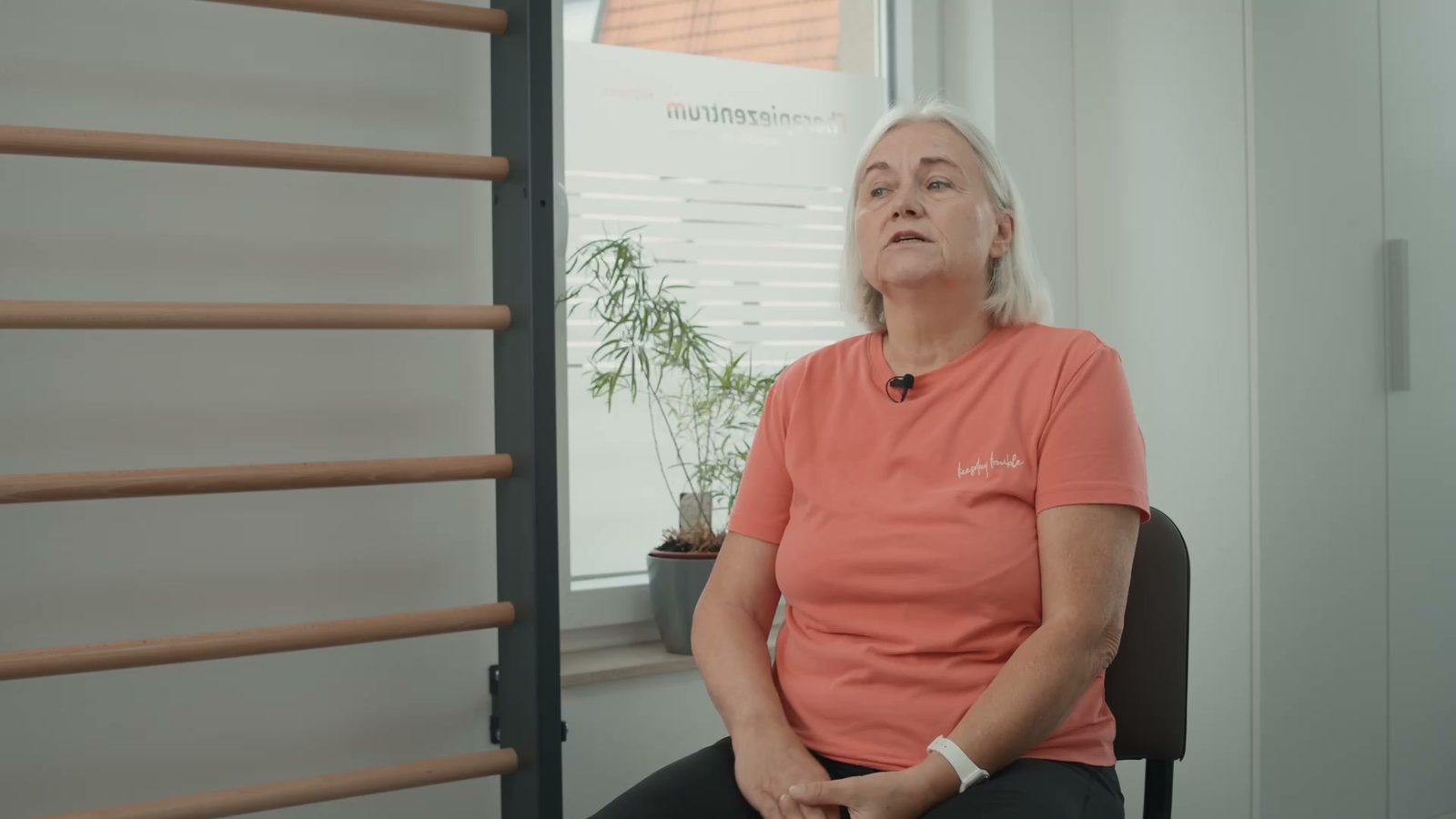 Patientin im Interview vor der Sprossenwand